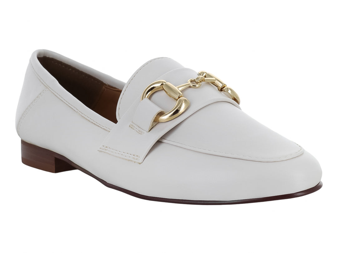 Zapato tipo mocasín color latte para mujer con herraje metálico dorado en la parte superior.