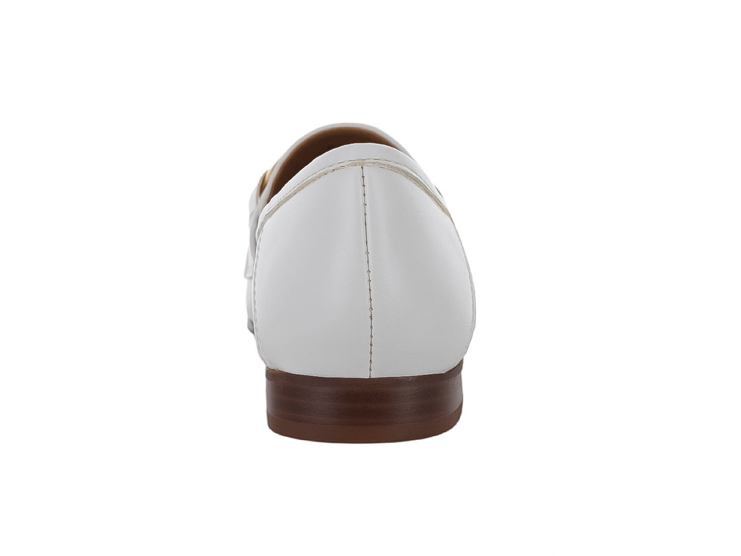 Zapato tipo mocasín color latte para mujer con herraje metálico dorado en la parte superior.