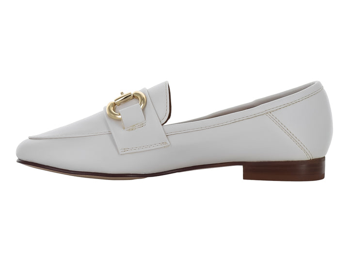 Zapato tipo mocasín color latte para mujer con herraje metálico dorado en la parte superior.