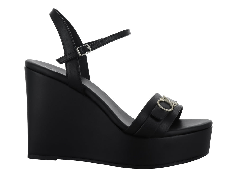 Sandalia de plataforma y cuña color negro de Calvin Klein con logo metálico en la parte frontal.