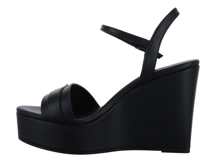 Sandalia de plataforma y cuña color negro de Calvin Klein con logo metálico en la parte frontal.