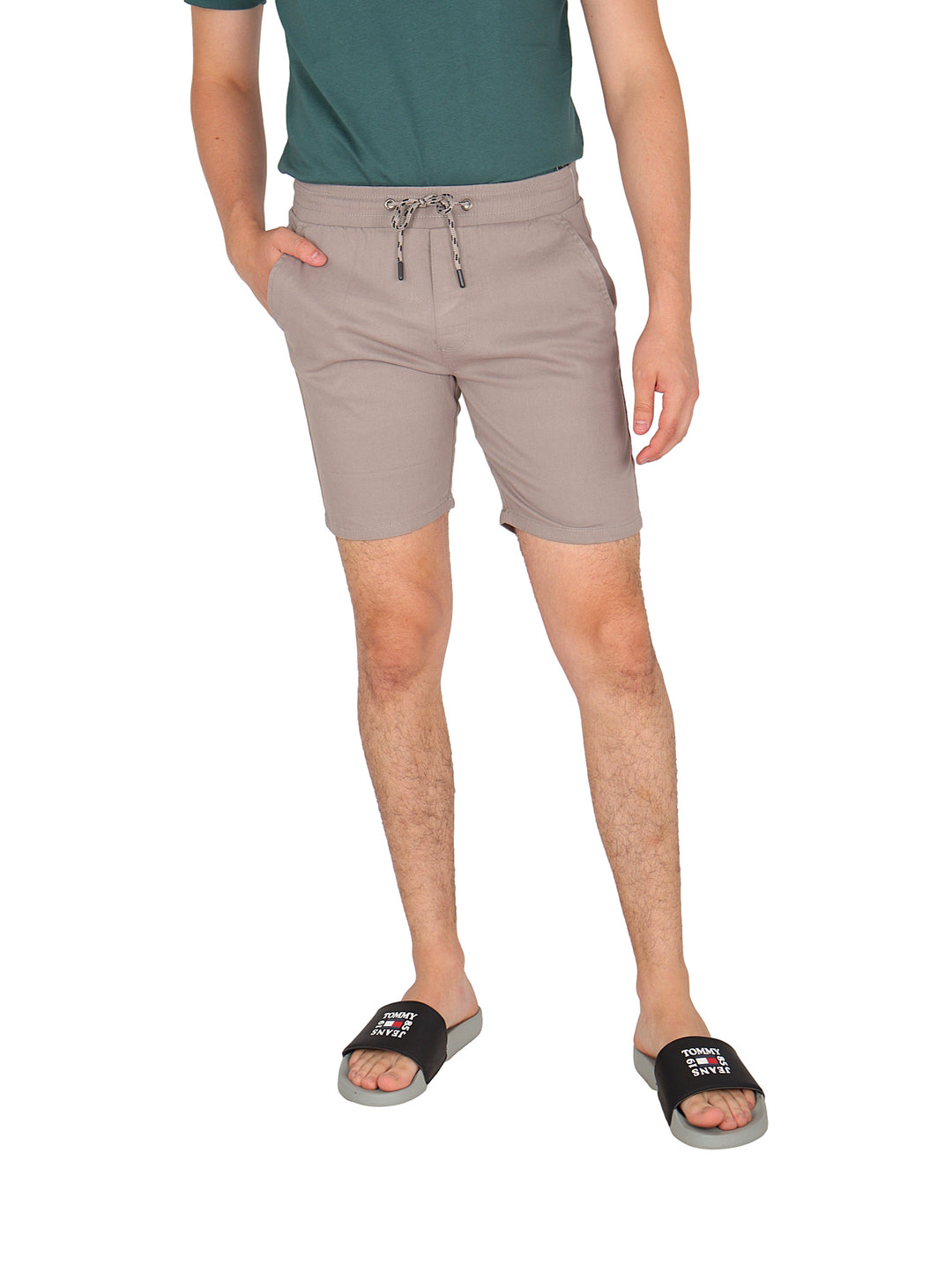 Hombre vistiendo bermudas de gabardina color gris con cordón ajustable.