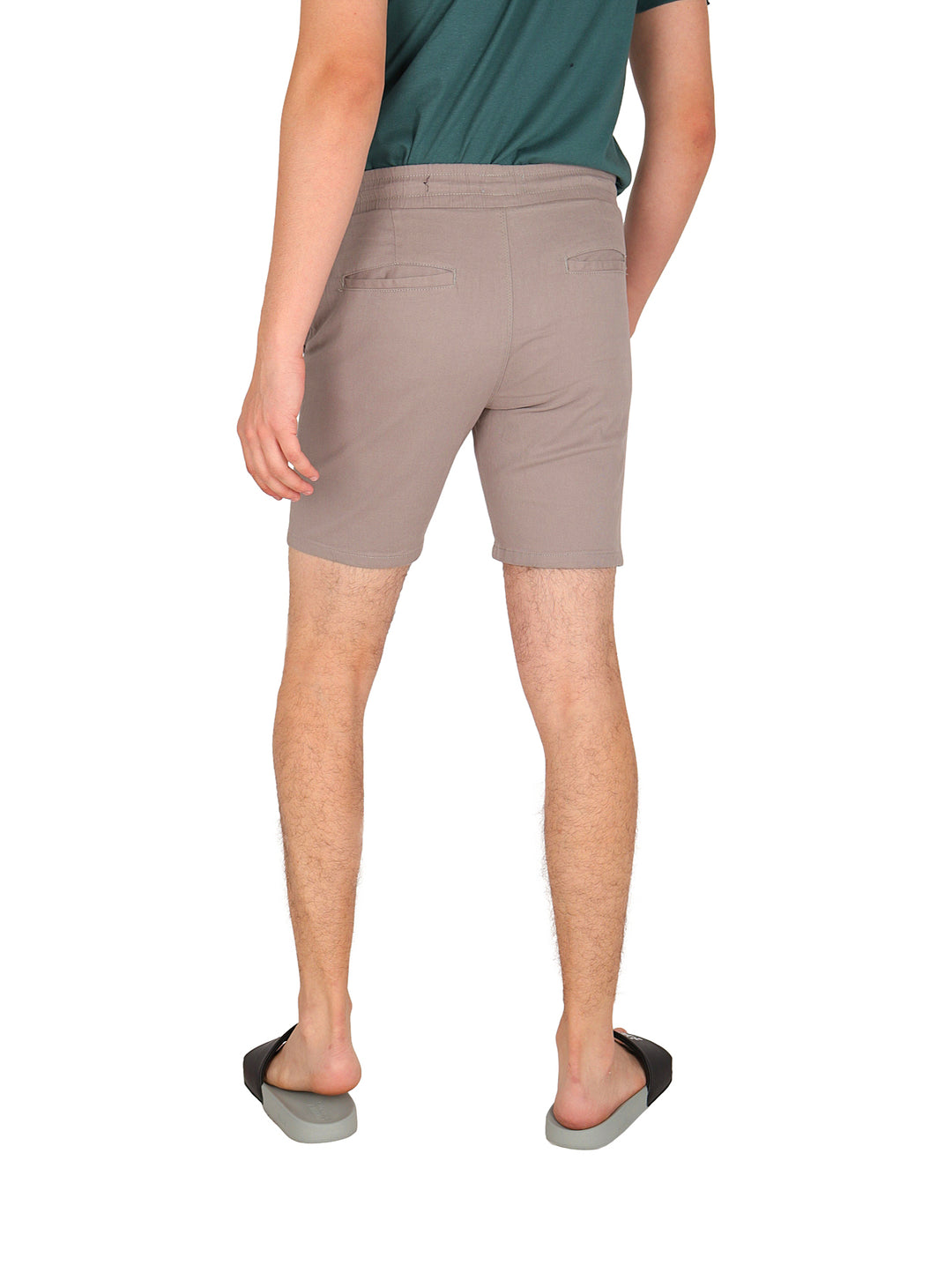 Hombre vistiendo bermudas de gabardina color gris con cordón ajustable.