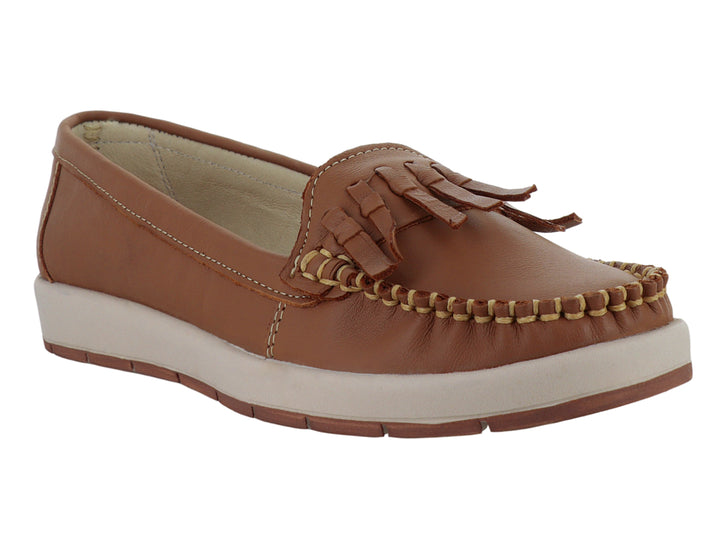 Zapato tipo mocasín color miel con borlas decorativas y suela blanca.