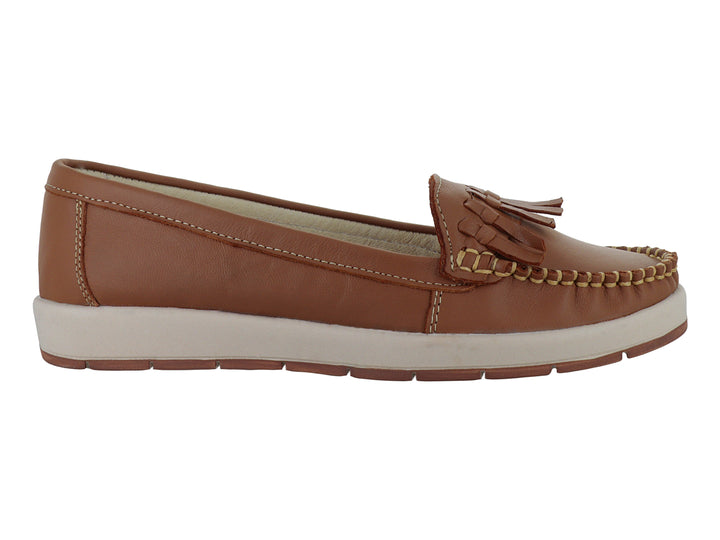 Zapato tipo mocasín color miel con borlas decorativas y suela blanca.