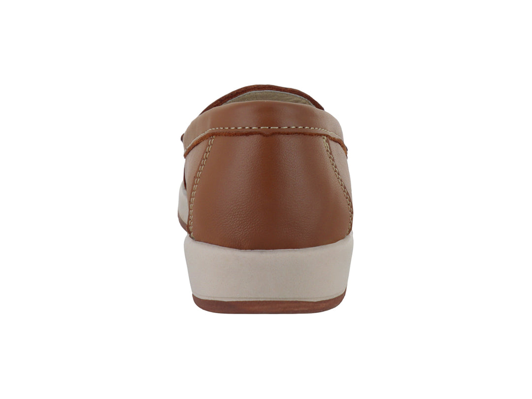 Zapato tipo mocasín color miel con borlas decorativas y suela blanca.