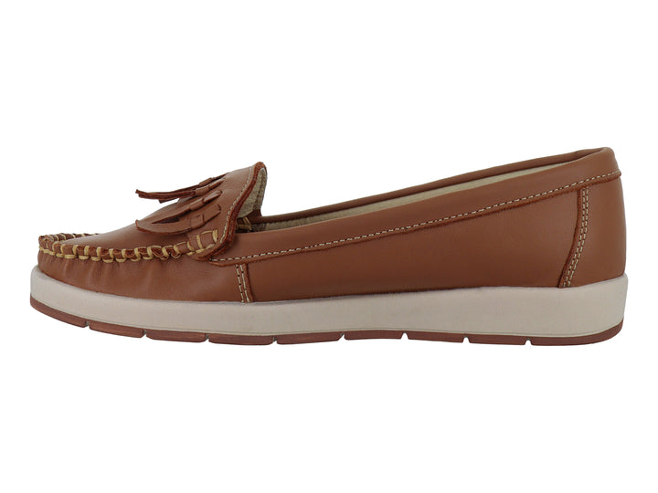 Zapato tipo mocasín color miel con borlas decorativas y suela blanca.