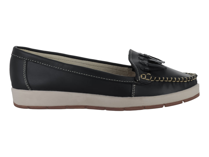 Zapato tipo mocasín color negro con borlas decorativas y suela beige contrastante.