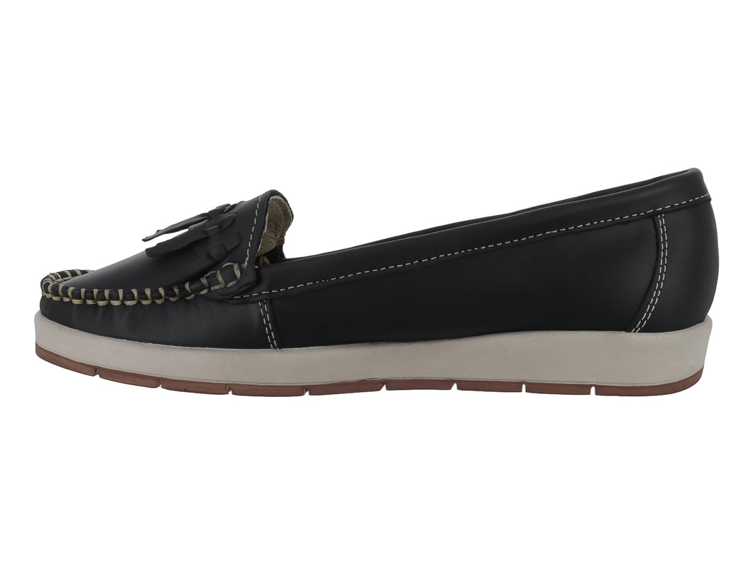 Zapato tipo mocasín color negro con borlas decorativas y suela beige contrastante.