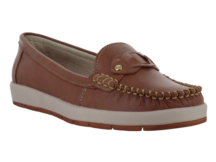 Zapato tipo mocasín color miel con suela beige y detalle decorativo de nudo con botón dorado.
