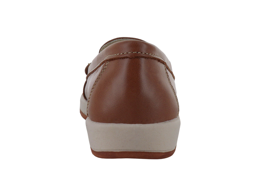 Zapato tipo mocasín color miel con suela beige y detalle decorativo de nudo con botón dorado.