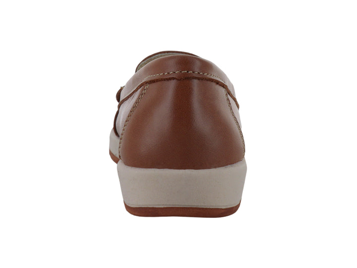 Zapato tipo mocasín color miel con suela beige y detalle decorativo de nudo con botón dorado.