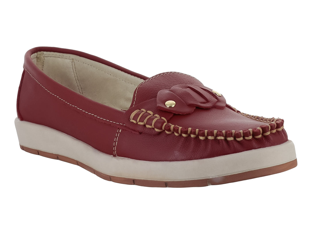 Zapato tipo mocasín color rojo con suela blanca y detalle decorativo en la parte superior.
