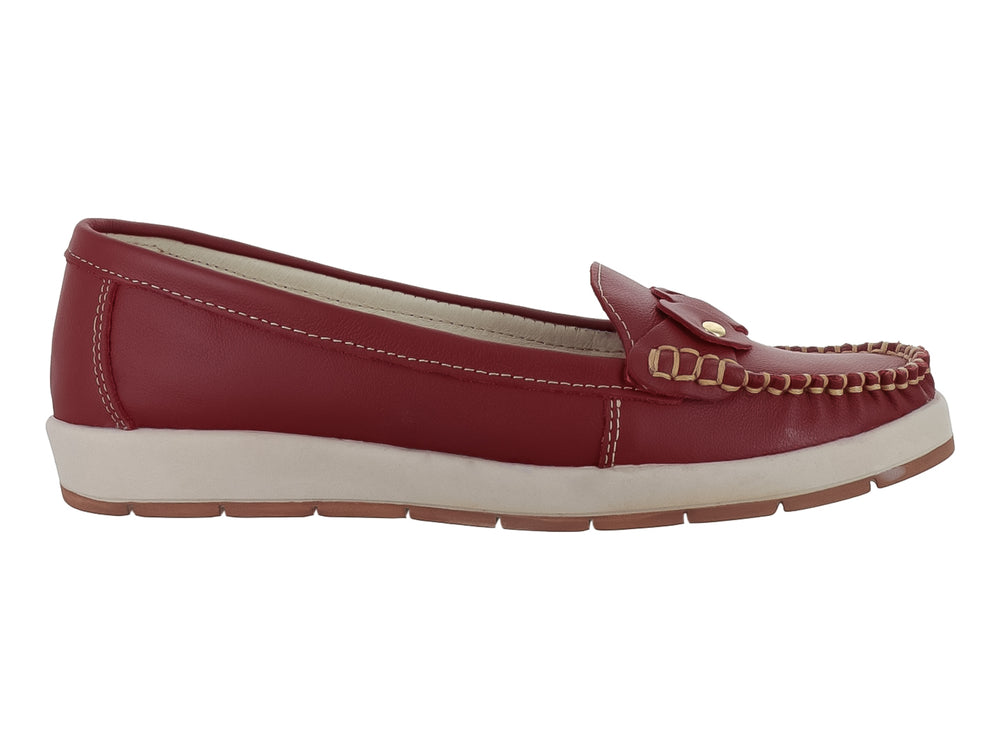 Zapato tipo mocasín color rojo con suela blanca y detalle decorativo en la parte superior.