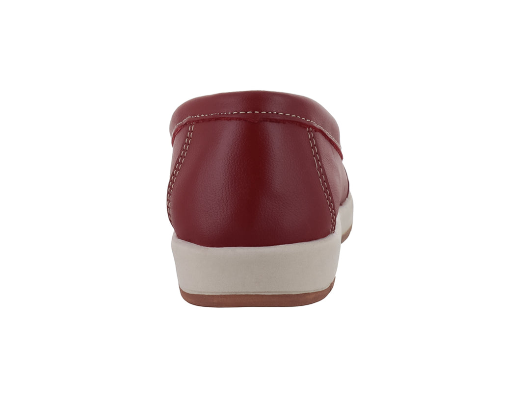 Zapato tipo mocasín color rojo con suela blanca y detalle decorativo en la parte superior.