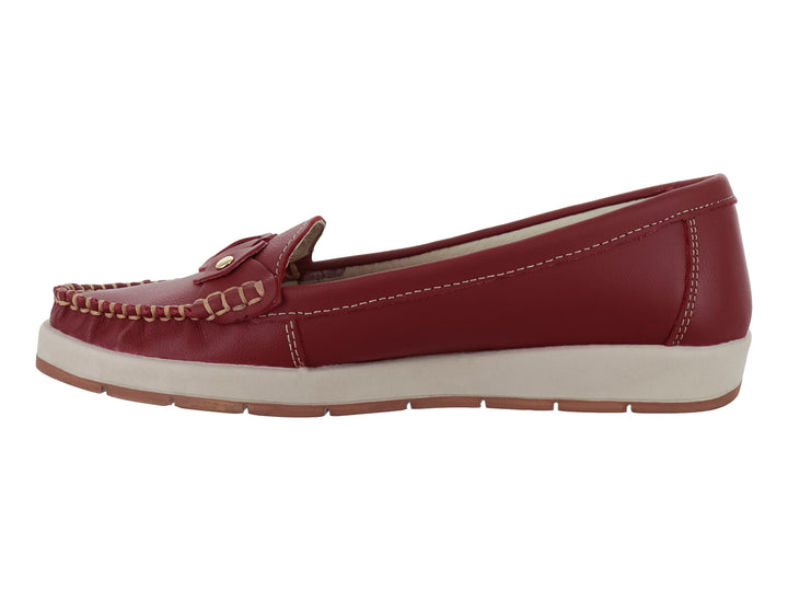 Zapato tipo mocasín color rojo con suela blanca y detalle decorativo en la parte superior.