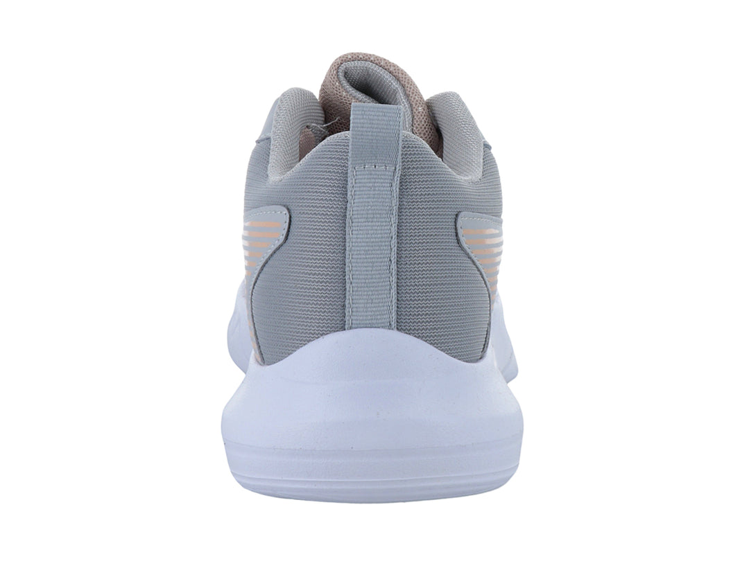 Tenis deportivos para niña en color maquillaje con detalles en gris y suela blanca.
