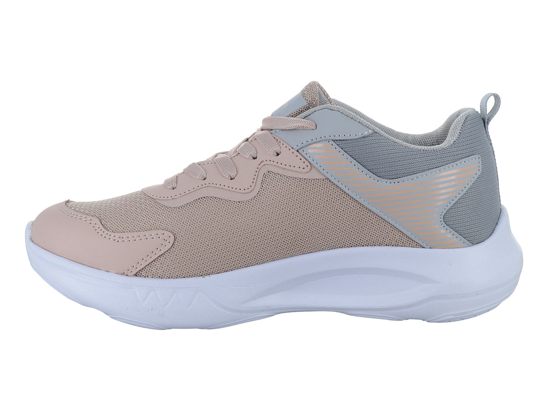 Tenis deportivos para niña en color maquillaje con detalles en gris y suela blanca.
