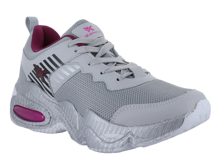 Tenis deportivos color gris con detalles en rosa y suela gruesa.