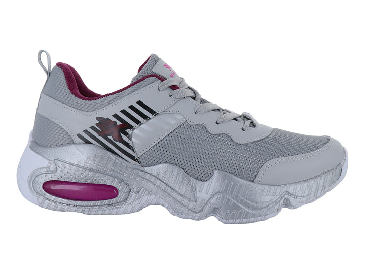 Tenis deportivos color gris con detalles en rosa y suela gruesa.