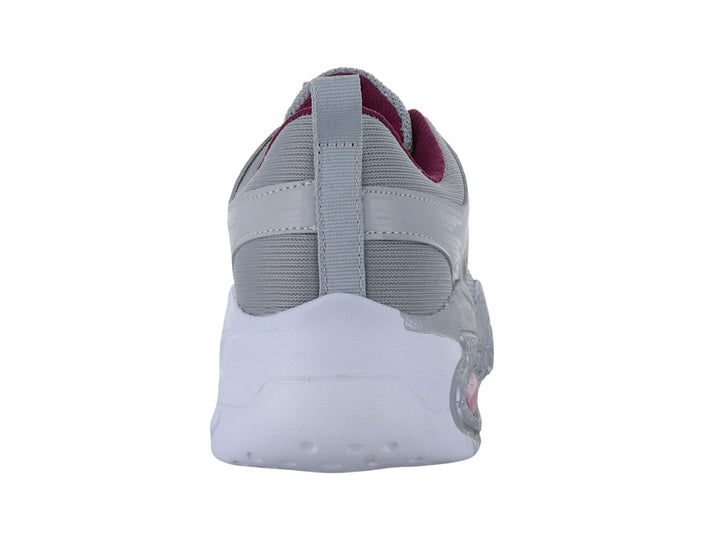 Tenis deportivos color gris con detalles en rosa y suela gruesa.