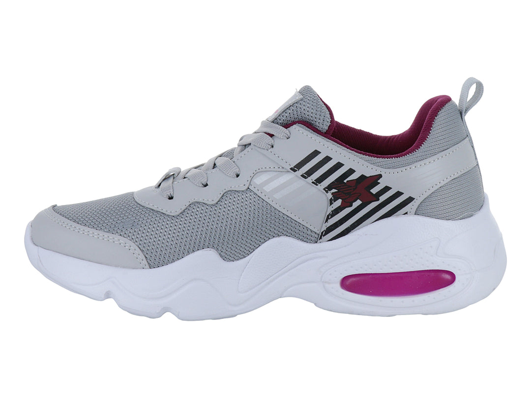 Tenis deportivos color gris con detalles en rosa y suela gruesa.