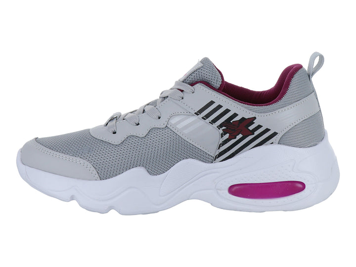 Tenis deportivos color gris con detalles en rosa y suela gruesa.