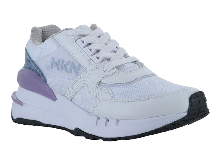 Tenis deportivos color blanco con detalles en tonos morado y azul, suela gruesa blanca y agujetas blancas.
