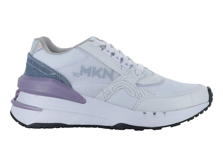 Tenis deportivos color blanco con detalles en tonos morado y azul, suela gruesa blanca y agujetas blancas.