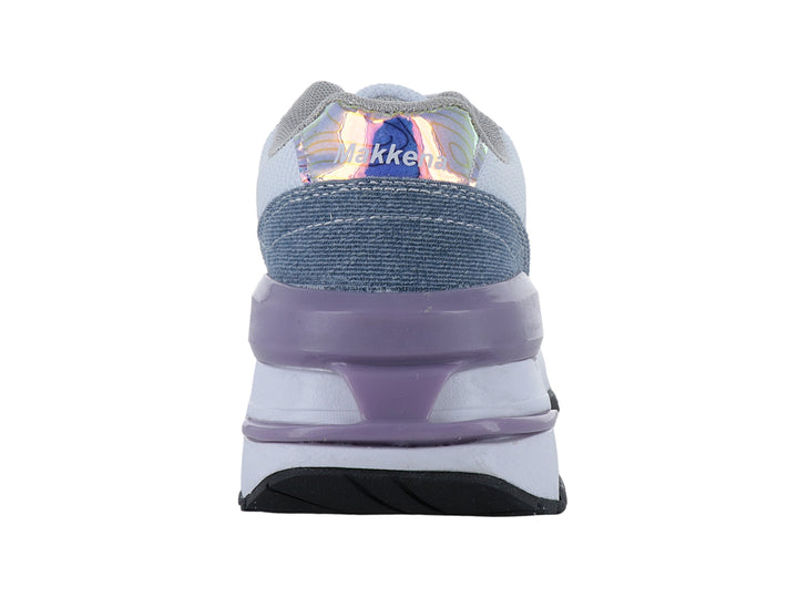 Tenis deportivos color blanco con detalles en tonos morado y azul, suela gruesa blanca y agujetas blancas.