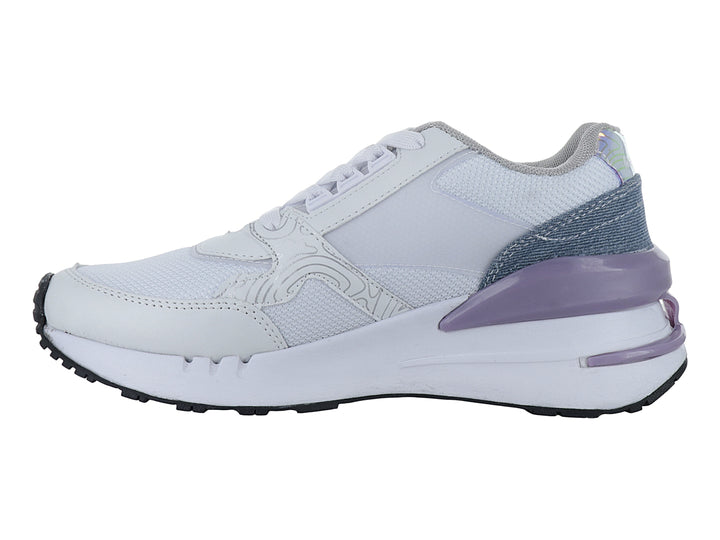 Tenis deportivos color blanco con detalles en tonos morado y azul, suela gruesa blanca y agujetas blancas.