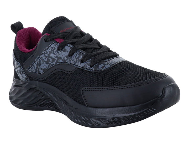 Tenis deportivos negros con detalles en gris y forro interior morado.