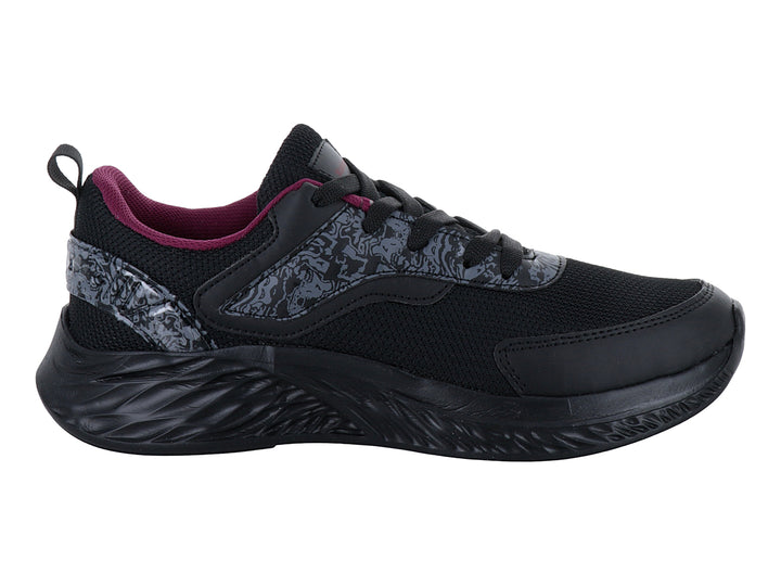 Tenis deportivos negros con detalles en gris y forro interior morado.
