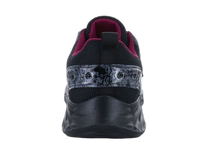 Tenis deportivos negros con detalles en gris y forro interior morado.