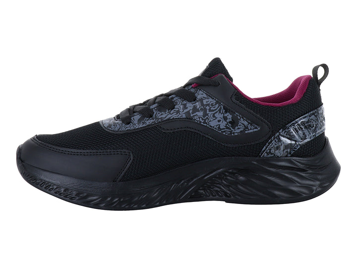 Tenis deportivos negros con detalles en gris y forro interior morado.