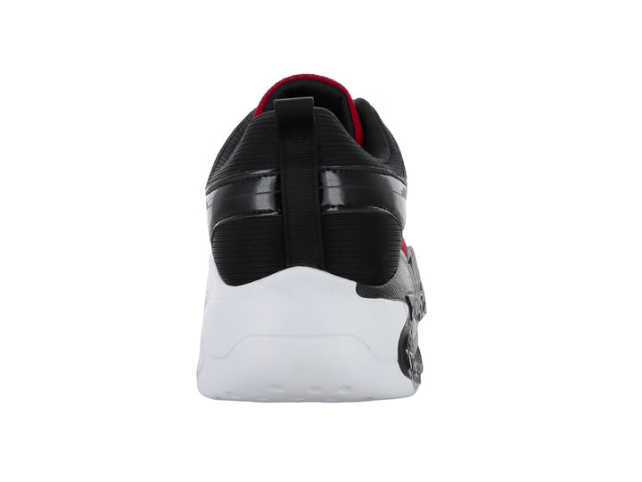 Tenis de baloncesto MAKENA color rojo y negro con suela blanca y detalles en gris.