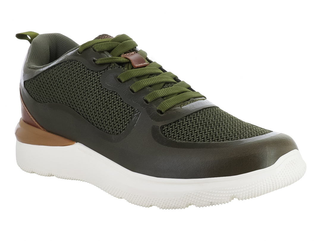 Tenis deportivos color olivo con detalles en café y suela blanca, diseño moderno con malla transpirable.