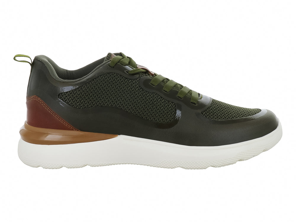 Tenis deportivos color olivo con detalles en café y suela blanca, diseño moderno con malla transpirable.