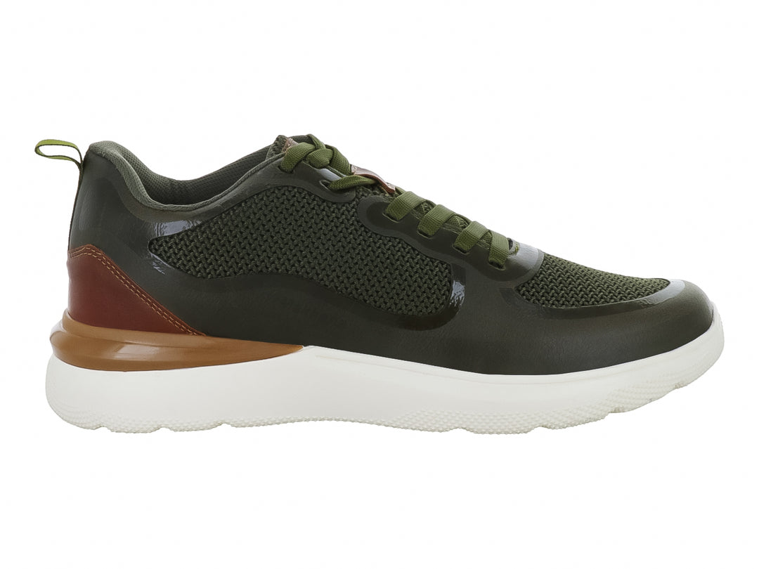 Tenis deportivos color olivo con detalles en café y suela blanca, diseño moderno con malla transpirable.