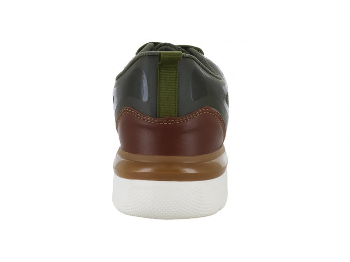 Tenis deportivos color olivo con detalles en café y suela blanca, diseño moderno con malla transpirable.