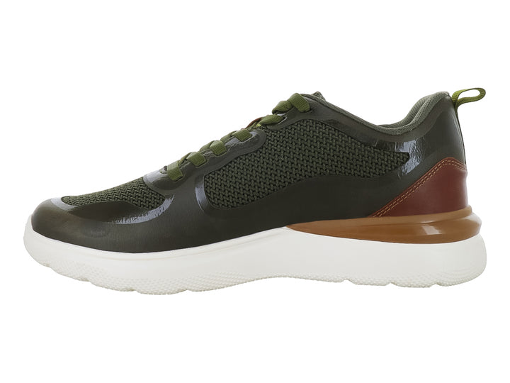 Tenis deportivos color olivo con detalles en café y suela blanca, diseño moderno con malla transpirable.
