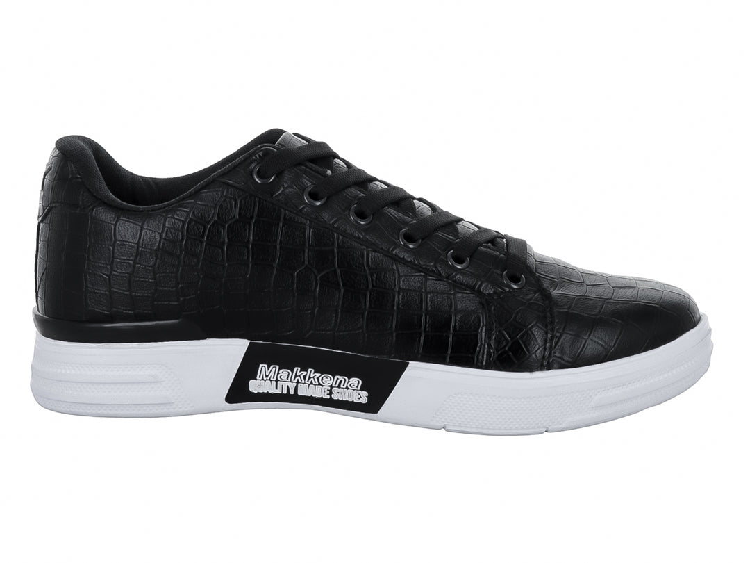 Tenis casuales color negro con textura de piel de cocodrilo y suela blanca.
