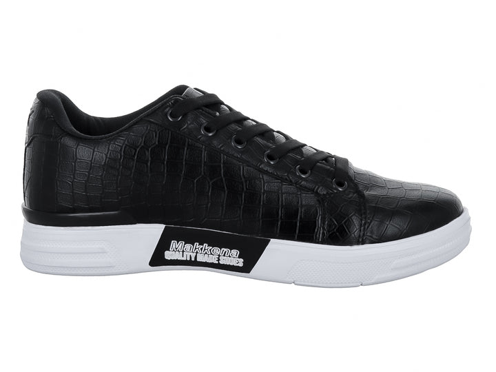 Tenis casuales color negro con textura de piel de cocodrilo y suela blanca.