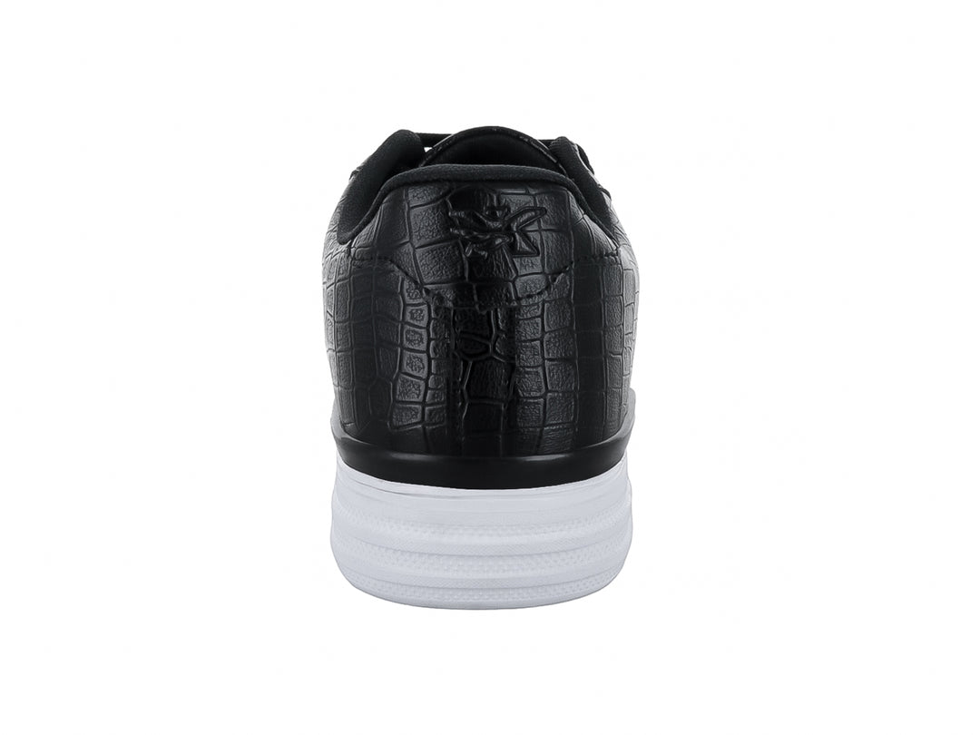 Tenis casuales color negro con textura de piel de cocodrilo y suela blanca.