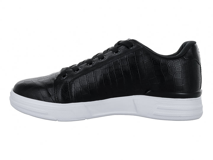 Tenis casuales color negro con textura de piel de cocodrilo y suela blanca.