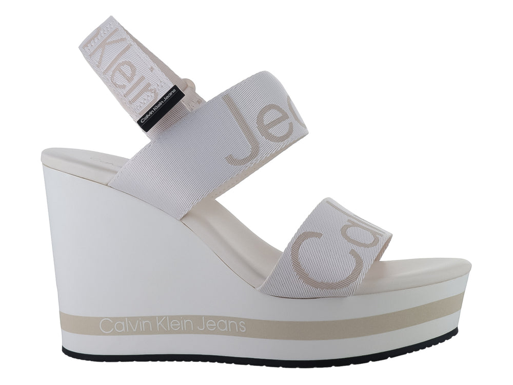 Sandalia de plataforma color blanco hueso con tiras anchas y tacón de cuña.