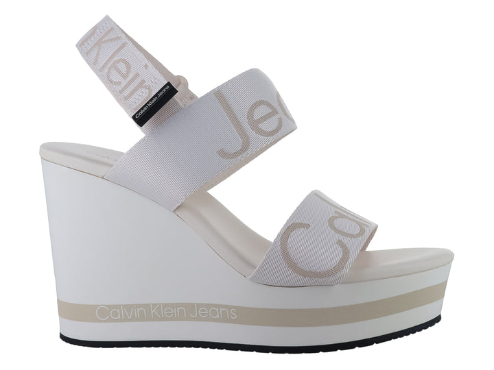 Sandalia de plataforma color blanco hueso con tiras anchas y tacón de cuña.