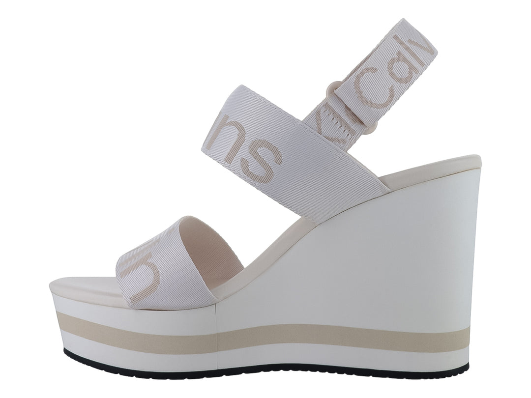 Sandalia de plataforma color blanco hueso con tiras anchas y tacón de cuña.