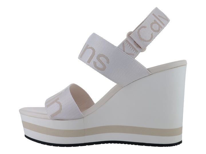 Sandalia de plataforma color blanco hueso con tiras anchas y tacón de cuña.