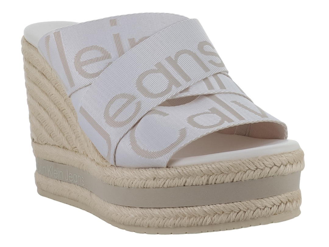 Sandalia de plataforma Calvin Klein en color blanco antiguo con cuña de estilo espadrille y bandas cruzadas.